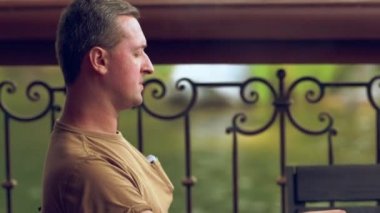 Bir restoranda sigara içen ve kahve içen adam