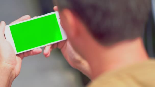 Uomo che legge un messaggio di testo su un cellulare — Video Stock