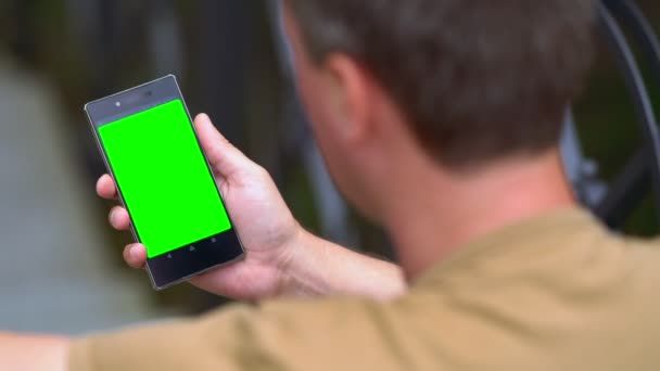 Ember ül olvasó-ra egy mozgatható telefon — Stock videók