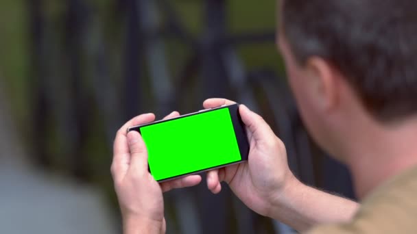 Adam bir cep telefonu okuma içinde dalmış — Stok video