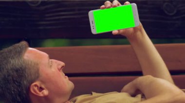 Adam açık havada rahatlatıcı kaliteli zaman harcama