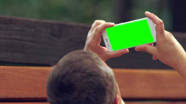 Человек держит чтение мобильного телефона — стоковое видео