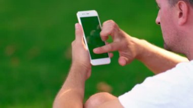 Onun cep kaydırma traşsız rahat adam