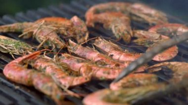Izgara üzerinde ızgara bütün taze pembe karides