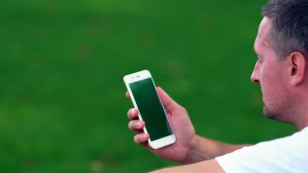 Unshaven uomo in possesso di un telefono cellulare vuoto — Video Stock