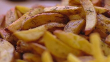 Terbiyeli ve sade patates cipsi üzerinde kaydırma