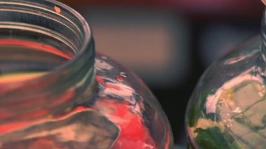 Çeşitli garnitürile büyük cam mutfak kavanozları