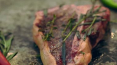 Kalın sulu çiğ sığır Eti T-kemik biftek