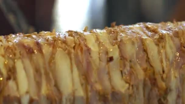 Fechar sobre a carne suculenta de um kebab — Vídeo de Stock