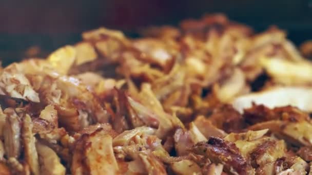 구운 도너 케밥에서 얇게 썬 고기 — 비디오
