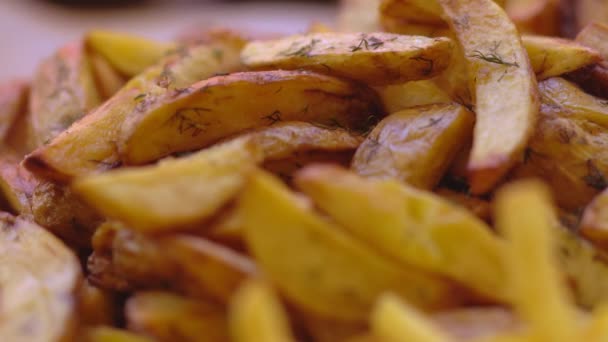 Panning sobre batatas fritas temperadas e simples — Vídeo de Stock