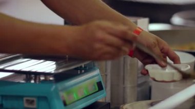 Garnitürde sos servisi yapan garson