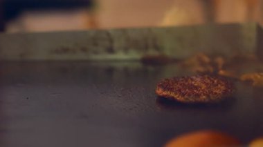 Şef pişirme hamburger köftesi ve çörekler
