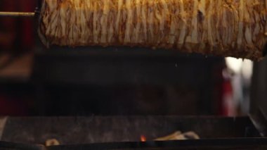 Sıcak kömürler ve alevler üzerinde pişirme döner kebap