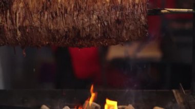 Baharatlı marine Döner kebap kömürler üzerinde pişirme
