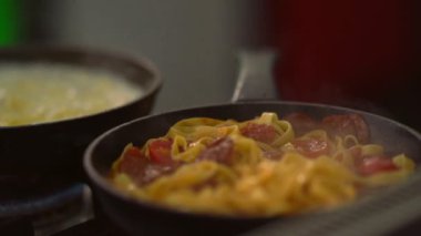 Gaz tabağı üzerinde pişirilen makarna