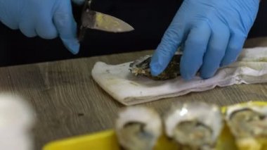 Cook servis için taze haşlanmış midye shucking