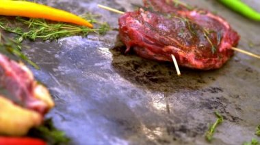 Çiğ şiş sığır biftek ve T-kemikleri