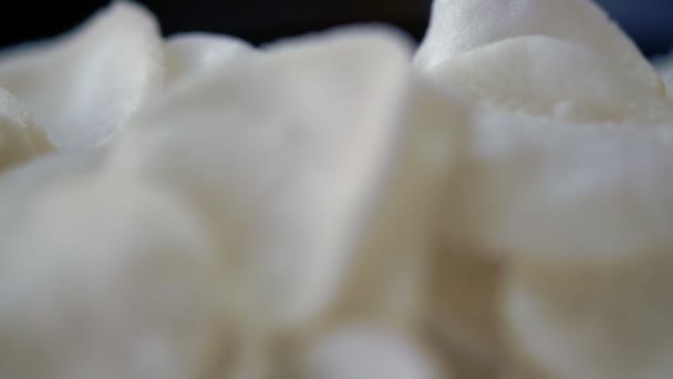 Close-up gedetailleerde weergave van gefrituurde witte chips — Stockvideo