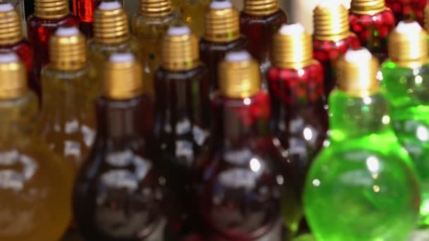 Grande variedade de bebidas variadas em garrafas — Vídeo de Stock