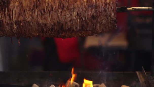 Kořeněný marinovaný Doner kebab vaření na uhlí — Stock video