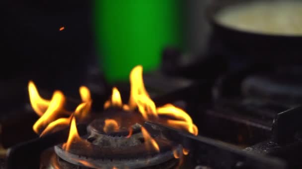 Fideos espaguetis cocinando sobre un quemador de gas — Vídeo de stock