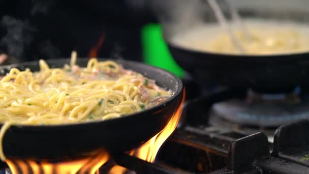 Kastrull med salta pasta i krämig sås — Stockvideo