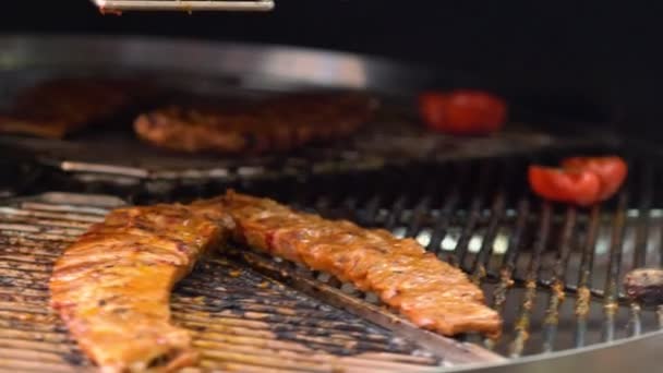 Portie gemarineerde runderribben grillen op een grill — Stockvideo