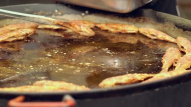 Şef servise hazır ızgara bütün balık kaldırma