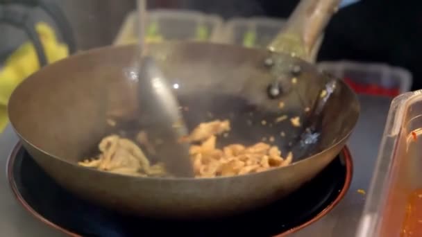 Шеф-повар жарит тонкие полоски пищи на сковороде — стоковое видео