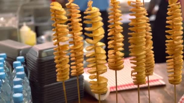 Çubuklar üzerinde spiral patates kızartması — Stok video