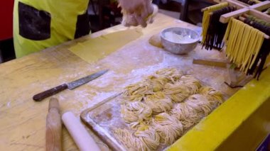 Şef ev yapımı spagetti topları hazırlanıyor
