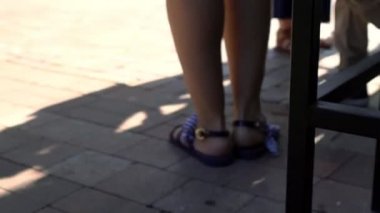 Yaz sandaletleri giyen bir adamın düşük açılı görünümü
