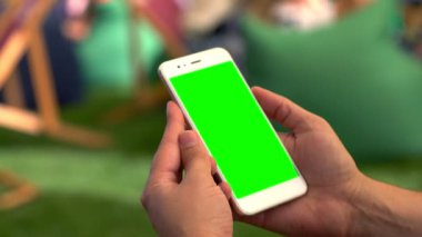 Elinde boş bir cep telefonu tutan adam