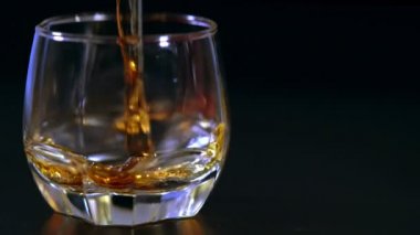 Bir bardağa düzgün brendi veya viski dökme