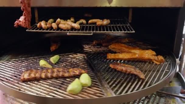 旋转烤架与牛肉肋骨的一部分 — 图库视频影像