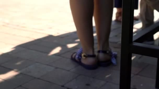 穿着夏季凉鞋的男子的低角度视角 — 图库视频影像