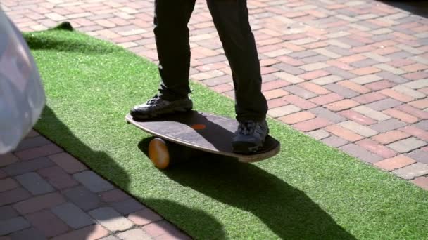 Junger Mann balanciert auf Skateboard — Stockvideo