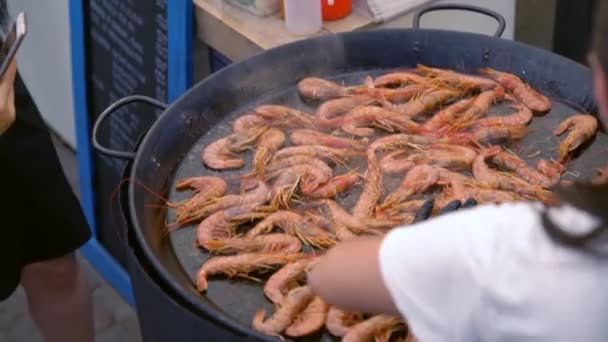Mulher cozinhar rainha camarão rosa em uma grelha — Vídeo de Stock