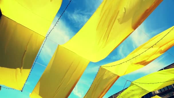 Tela amarela bunting soprando no vento — Vídeo de Stock