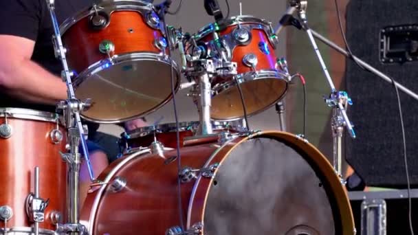 Барабанщик, играющий на барабанах на концерте или выступлении — стоковое видео