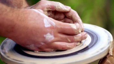 Kil ile çalışan bir çömlekçinin elleri