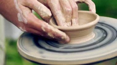 Potter sığ bir kase oluşturmak için bir yastık kullanarak