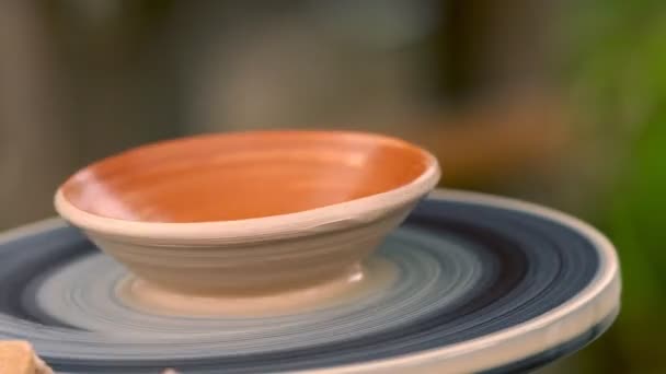 Handgemaakte aardewerk Bowl met rode interieur glazuur — Stockvideo