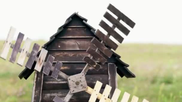 Старая декоративная деревянная ветряная мельница — стоковое видео