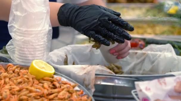 Person serviert gebratene oder gegrillte Meeresfrüchte — Stockvideo