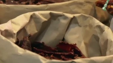 Kurutulmuş etler ile kağıt torba satır arasında kaydırma