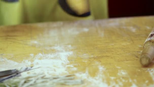 Шеф-повар готовит домашнее тесто для макарон — стоковое видео