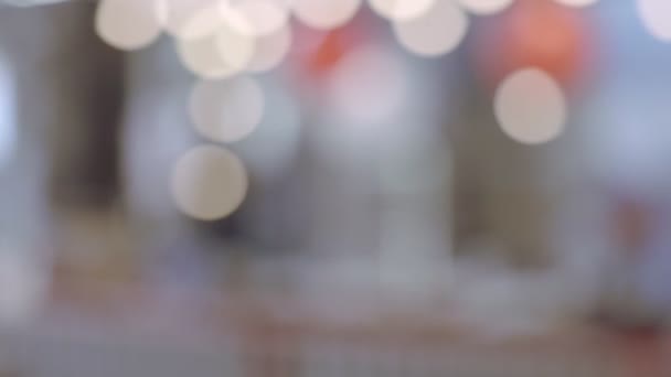 Unscharfen Fokus Hintergrund mit Bokeh von Lichtern — Stockvideo