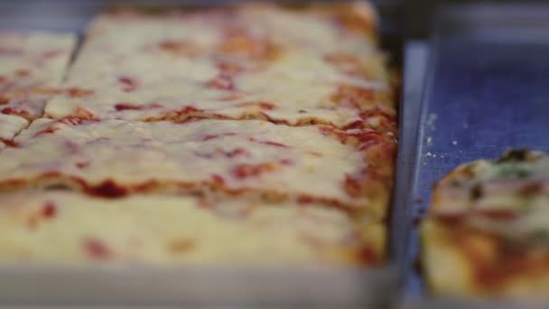 Пироги с колбасой — стоковое видео